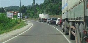Slika uz pitanje: U situaciji prikazanoj na slici, vozač belog teretnog vozila (cisterne) koji vozi sporo tako da ometa normalan saobraća…