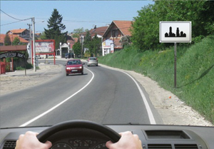 Slika uz pitanje: Vozač autobusa kojim se vrši organizovani prevoz dece, nakon saobraćajnog znaka, dužan je da se kreće brzinom koja nije…