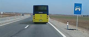 Slika uz pitanje: Vozač autobusa, u situaciji prikazanoj na slici dužan je da se kreće brzinom koja nije veća od