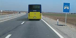 Slika uz pitanje: Vozač autobusa koji pored ugrađenih sedišta ima i mesta za stajanje, u situaciji prikazanoj na slici dužan je da se kre…