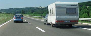 Slika uz pitanje: Vozač skupa vozila prikazanog na slici mora se kretati brzinom koja nije veća od