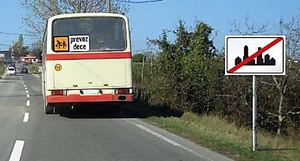 Slika uz pitanje: Vozač vozila prikazanog na slici, mora se kretati brzinom koja nije veća od