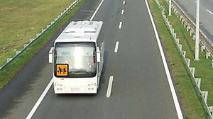 Slika uz pitanje: Vozač autobusa, prikazanog na slici, na autoputu mora se kretati brzinom koja nije veća od