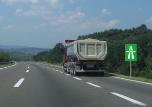 Slika uz pitanje: Vozač vozila prikazanog na slici mora se kretati brzinom koja nije veća od