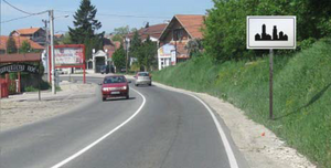 Slika uz pitanje: Vozač teretnog vozila čija je najveća dozvoljena masa 7.500 kg, nakon saobraćajnog znaka, dužan je da se kreće brzinom…