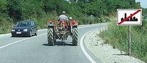 Slika uz pitanje: Vozač traktora u situaciji prikazanoj na slici mora se kretati brzinom koja nije veća od