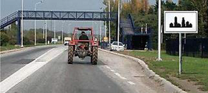 Slika uz pitanje: Vozač vozila prikazanog na slici mora se kretati brzinom koja nije veća od