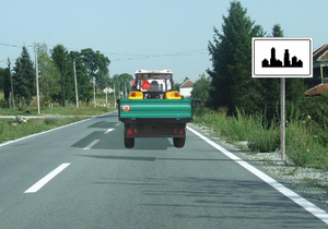 Slika uz pitanje: Vozač vozila prikazanog na slici mora se kretati brzinom koja nije veća od