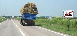 Slika uz pitanje: Vozač traktora u situaciji prikazanoj na slici mora se kretati brzinom koja nije veća od