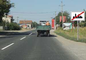 Slika uz pitanje: Vozač traktora sa priključnim vozilom prikazanog na slici mora se kretati brzinom koja nije veća od