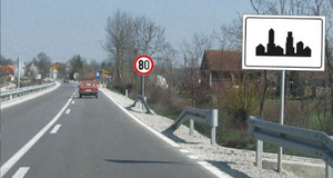 Slika uz pitanje: Nakon saobraćajnih znakova prikazanih na slici vozač mopeda, odnosno motocikla, dužan je da se kreće brzinom koja nije…