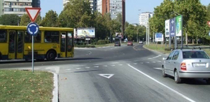 Slika uz pitanje: U situaciji prikazanoj na slici vozač putničkog vozila