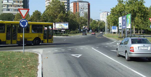Slika uz pitanje: U situaciji prikazanoj na slici vozač autobusa