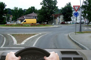 Slika uz pitanje: U situaciji prikazanoj na slici, kada skrećete udesno na prvom izlazu
