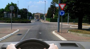Slika uz pitanje: U situaciji prikazanoj na slici, pri polukružnom okretanju