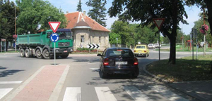 Slika uz pitanje: U situaciji prikazanoj na slici vozač teretnog vozila
