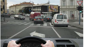 Slika uz pitanje: U situaciji prikazanoj na slici, kada se vozila u raskrsnici ispred Vas ne kreću