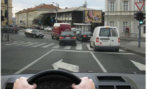 Slika uz pitanje: U situaciji prikazanoj na slici, ispred raskrsnice zauzeli ste položaj na saobraćajnoj traci tako da