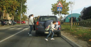Slika uz pitanje: U situaciji prikazanoj na slici, vozač iz čijeg vozila izlaze putnici