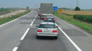 Slika uz pitanje: U situaciji prikazanoj na slici, vozač poslednjeg vozila u zaustavljenoj koloni