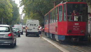 Slika uz pitanje: U situaciji prikazanoj na slici parkiranje