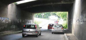 Slika uz pitanje: U situaciji prikazanoj na slici vozilo