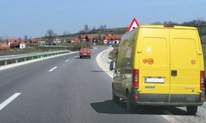 Slika uz pitanje: U situaciji prikazanoj na slici parkiranje