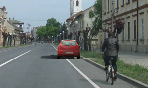 Slika uz pitanje: U situaciji prikazanoj na slici zaustavljanje vozila