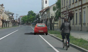 Slika uz pitanje: U situaciji prikazanoj na slici parkiranje vozila