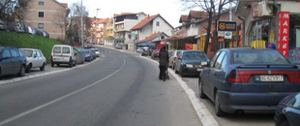 Slika uz pitanje: U situaciji prikazanoj na slici vozila su zaustavljana i parkirana na