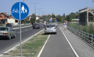 Slika uz pitanje: U situaciji prikazanoj na slici zaustavljanje vozila