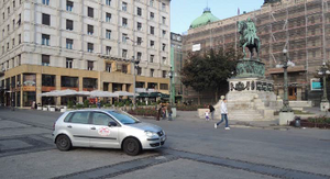 Slika uz pitanje: U situaciji prikazanoj na slici (trg)
