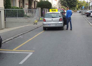 Slika uz pitanje: U situaciji prikazanoj na slici zaustavljanje vozila