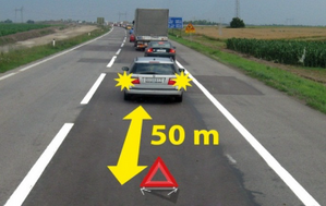 Slika uz pitanje: U situaciji prikazanoj na slici kolona zaustavljenih motornih vozila na putu van naselja