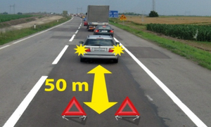 Slika uz pitanje: U situaciji prikazanoj na slici kolona zaustavljenih motornih vozila na putu van naselja