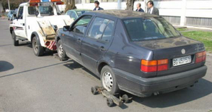 Slika uz pitanje: U situaciji prikazanoj na slici vučenje vozila koje je u voznom stanju