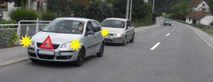 Slika uz pitanje: U situaciji prikazanoj na slici motorno vozilo koje vuče neispravno motorno vozilo