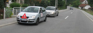 Slika uz pitanje: U situaciji prikazanoj na slici motorno vozilo koje vuče neispravno motorno vozilo