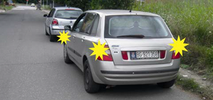 Slika uz pitanje: U situaciji prikazanoj na slici neispravno motorno vozilo koje se vuče