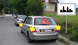 Slika uz pitanje: U situaciji prikazanoj na slici motorno vozilo koje na putu vuče neispravno motorno vozilo ne sme se kretati brzinom ve…