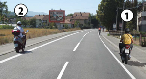 Slika uz pitanje: U situaciji prikazanoj na slici biciklističkom trakom se kreće na propisan način vozač mopeda označen brojem