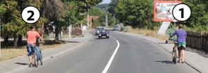 Slika uz pitanje: U situaciji prikazanoj na slici nepropisno gura moped osoba označena brojem