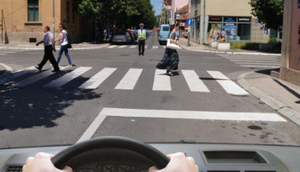 Slika uz pitanje: U situaciji prikazanoj na slici, na raskrsnici na kojoj saobraćaj reguliše policijski službenik dužni ste da