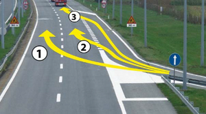 Slika uz pitanje: U situaciji prikazanoj na slici, vozač se na autoput uključuje na propisan način putanjom označenom brojem