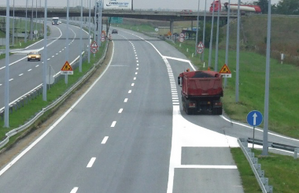 Slika uz pitanje: U situaciji prikazanoj na slici, vozač koji koristi saobraćajnu traku za uključivanje na autoput, nakon što se uverio d…