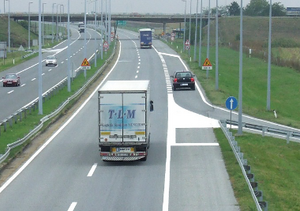 Slika uz pitanje: U situaciji prikazanoj na slici vozač koji se uključuje na autoput