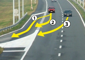 Slika uz pitanje: U situaciji prikazanoj na slici, vozač se sa autoputa isključuje na propisan način putanjom označenom brojem
