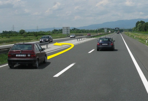 Slika uz pitanje: U situaciji prikazanoj na slici, na autoputu