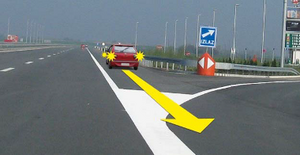 Slika uz pitanje: U situaciji prikazanoj na slici na autoputu