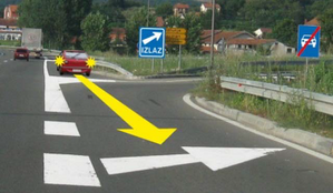 Slika uz pitanje: U situaciji prikazanoj na slici na motoputu